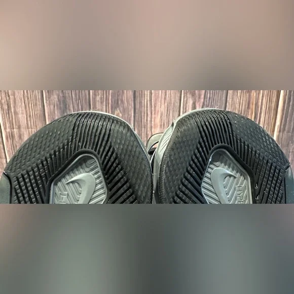 Nike Black and Gray Metcon 8 Flyease Shoes - Picture 7 of 7